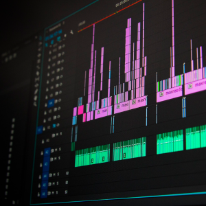 Production audiovisuelle vidéaste en montage